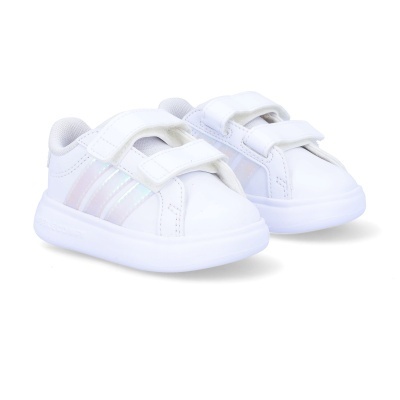Sapatilhas infantis Adidas brancas com tiras de velcro e riscas iridescentes.