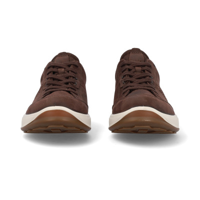 Par de sapatos castanhos de couro com atacadores