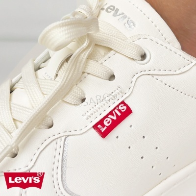 Ténis brancos em pele com etiqueta vermelha Levi's