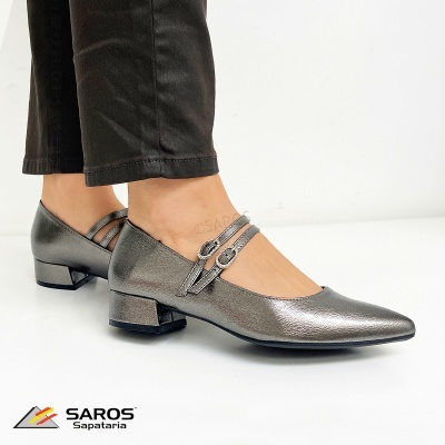 Sapatos femininos prateados com salto baixo e tirantes