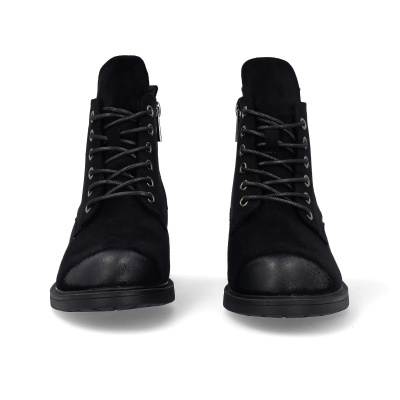Botas pretas com atacadores vistas de frente
