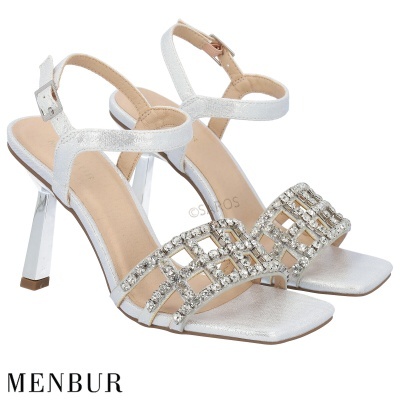 Sandálias prateadas de salto médio com tiras decoradas com brilhantes