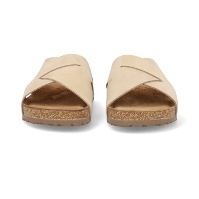 Par de sandálias abertas cor bege com sola de cortiça em fundo branco