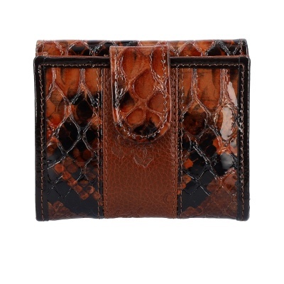 Carteira em pele castanha com padrão de pele de cobra e fecho frontal