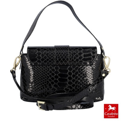 Mala preta com padrão de couro de serpente e alças em pele, com logótipo Cavalinho Penafiel