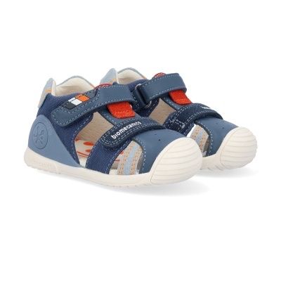 Sandálias de criança azuis com fechos de velcro e sola branca.