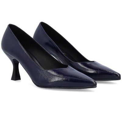 Sapatos de salto alto azul escuro com bico fino e interior preto