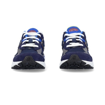 Par de sapatilhas desportivas azuis e pretas com atacadores brancos