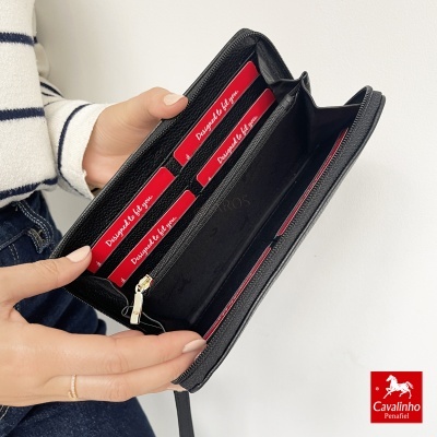 Carteira preta em pele sintética com compartimentos interiores e cartões vermelhos
