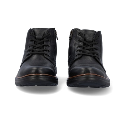 Botins pretos de couro com atacadores e fecho lateral