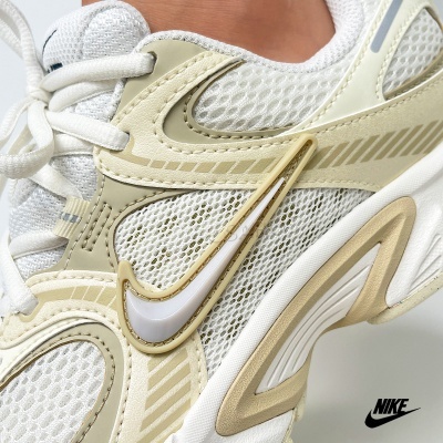 Tênis Nike branco e bege em malha e couro com logo destacado