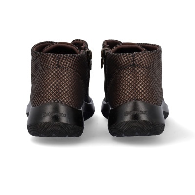 Botas castanhas com textura em padrão de colmeia vistas de trás