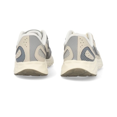 Par de sapatilhas cinza, bege e branco vistas por trás