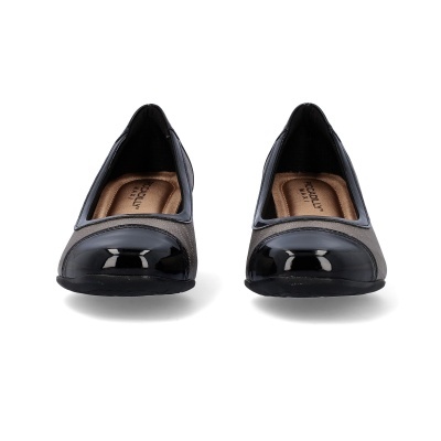 Sapatos baixos femininos em couro preto com biqueira em verniz preto