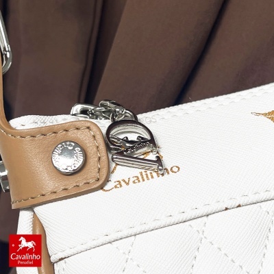 Saco branco com detalhes em pele bege e logótipo Cavalinho