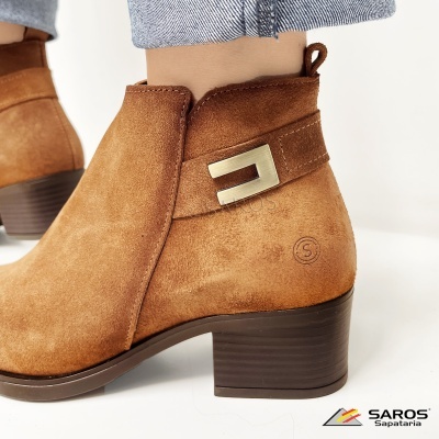 Botas castanhas em camurça com salto médio e detalhe metálico