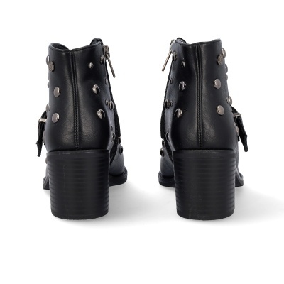 Botas pretas com tachas metálicas vistas de trás