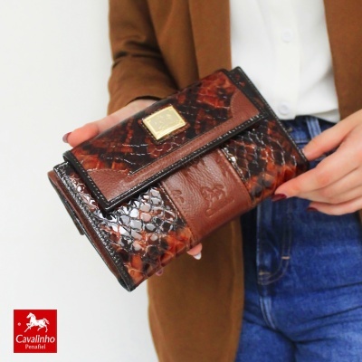 Carteira feminina em pele castanha com padrão de escamas e placa dourada Cavalinho