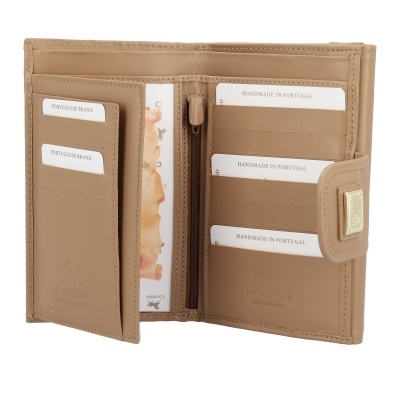 Carteira de couro castanho clara aberta com ranhuras para cartões e fecho de botão