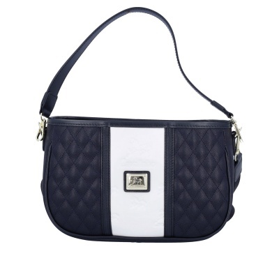 Mala de ombro preta e branca com placa metálica decorativa e padrão matelassê