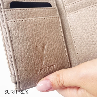 Carteira bege com textura de couro e logótipo SURI FREY