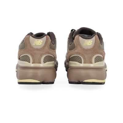 Ténis New Balance castanhos vistos de trás