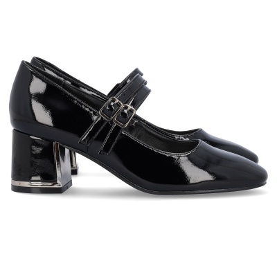 Sapatos de salto médio em verniz preto com tiras e fivelas