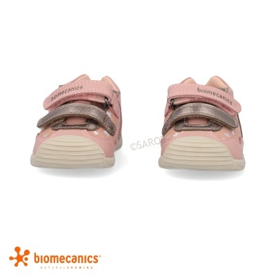 Par de sapatos infantis rosa com fechos velcro e sola clara