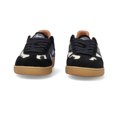 Par de sapatilhas em camurça preta com padrão animal e sola castanha