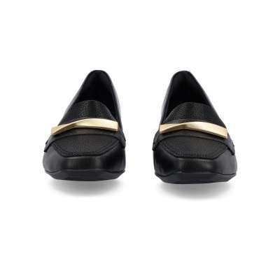 Sapatos mocassins pretos com detalhe dourado