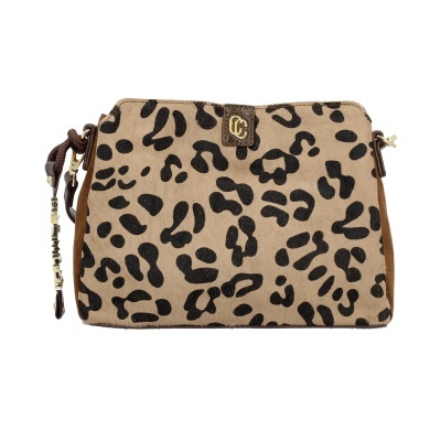 Bolsa animal print bege e preto com detalhes castanhos e corrente dourada