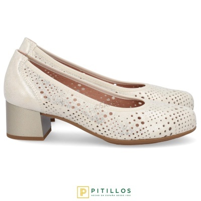 Sapatos bege claro com salto médio quadrado e padrão de furos circulares.