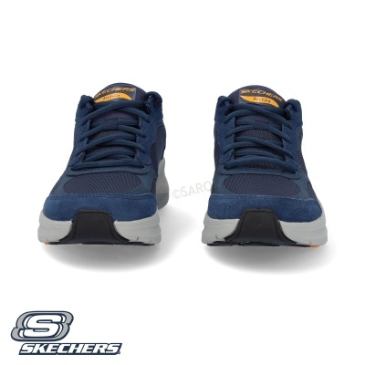 Par de sapatilhas SKECHERS azuis com sola cinzenta clara e etiquetas castanhas