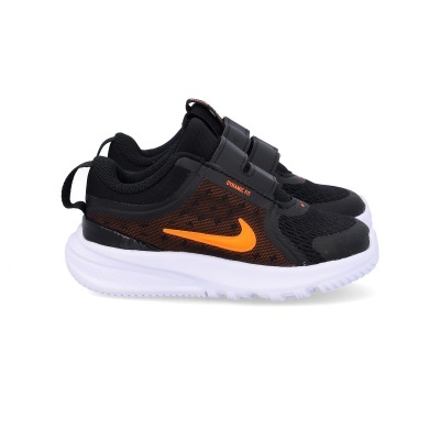 Ténis infantis negros com detalhes em laranja e sola branca