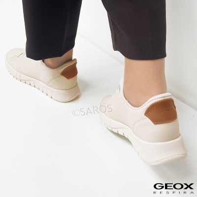 Ténis Geox bege claro com sola branca e detalhe castanho na parte de trás