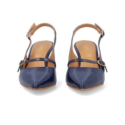 Sapatos de senhora azuis com tiras finas e fivela dourada em fundo branco