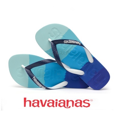 Chinelos Havaianas azuis com logo vermelho no fundo branco