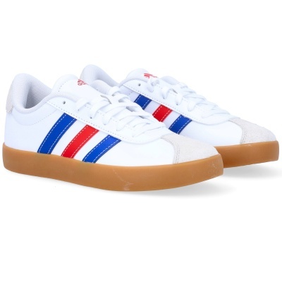 Ténis brancos com riscas azuis e vermelhas e sola castanha clara