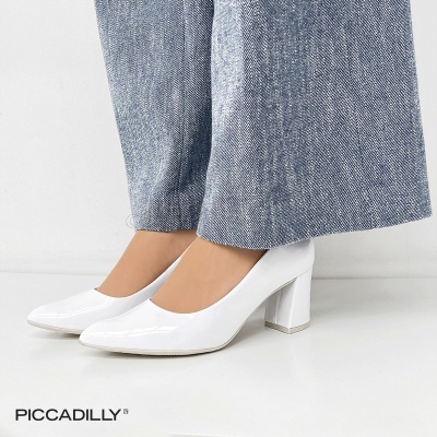 Sapatos de salto alto brancos com calças azul claro tipo jeans