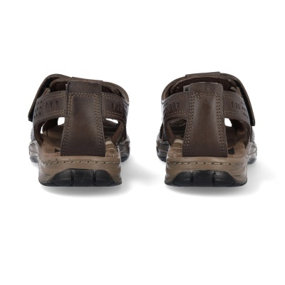 Par de sandálias castanhas em pele vistas de trás