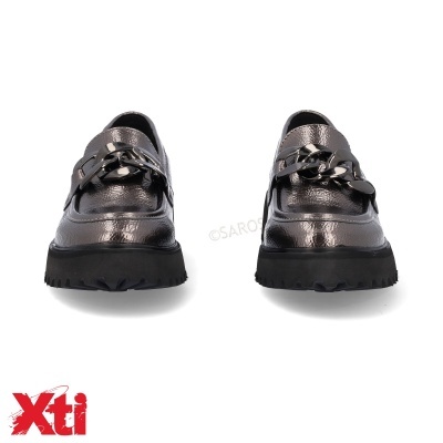 Sapatos mocassim cinza metálico com corrente e sola preta