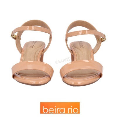 Sandálias nude verniz beira rio com tiras e fecho ajustável