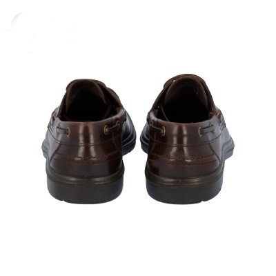 Sapatos castanhos de couro vistos de trás sobre fundo branco