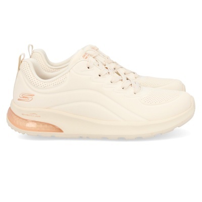 Ténis Skechers femininos bege claro com sola de plataforma e detalhes em malha e pele sintética.