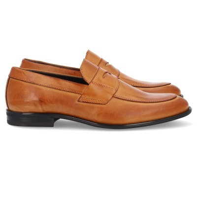 Sapatos mocassim castanhos de couro com sola preta