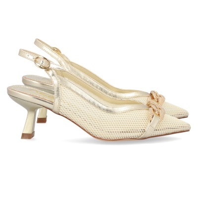 Sapatos de salto médio bege com textura de malha e corrente dourada