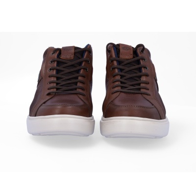 Sapatilhas castanhas em pele com atacadores pretos e sola branca