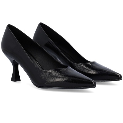Sapatos de salto alto pretos com bico fino e acabamento brilhante