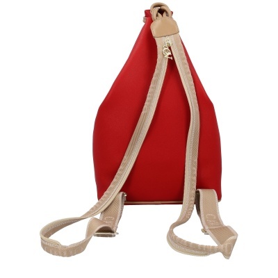 Mochila vermelha com alças bege e fecho dourado