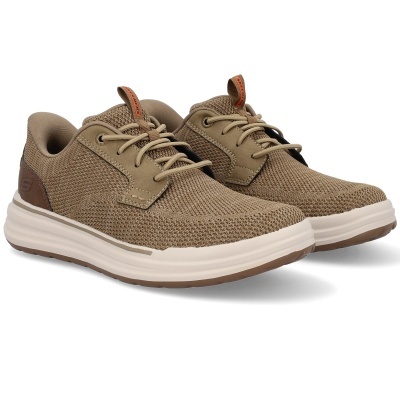 Sapatilhas castanhas SKECHERS com sola branca e detalhes em couro sintético.